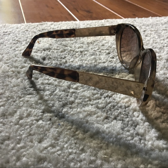 Fabulous cat eye sunglasses! Gold accent - Picture 3 of 5